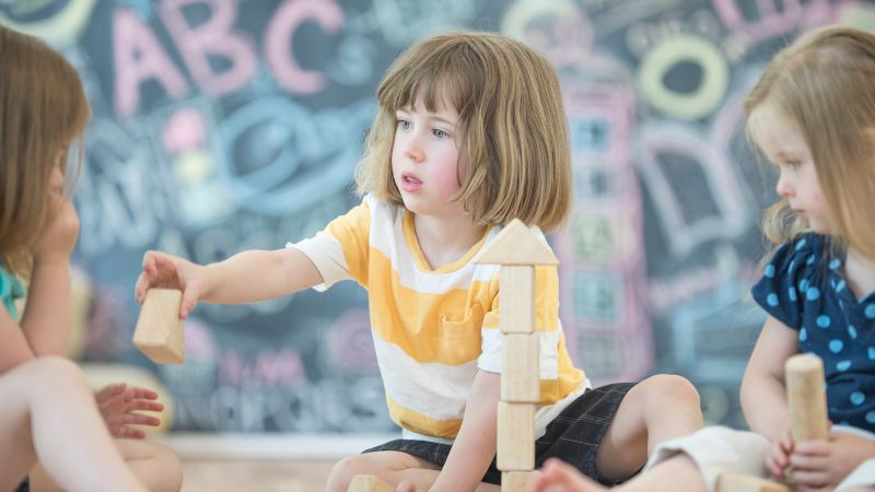 5 Wege, Kindern das Teilen beizubringen, plus Tipps von Experten