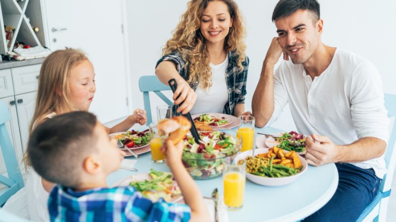 7 wissenschaftlich belegte Vorteile des gemeinsamen Essens als Familie