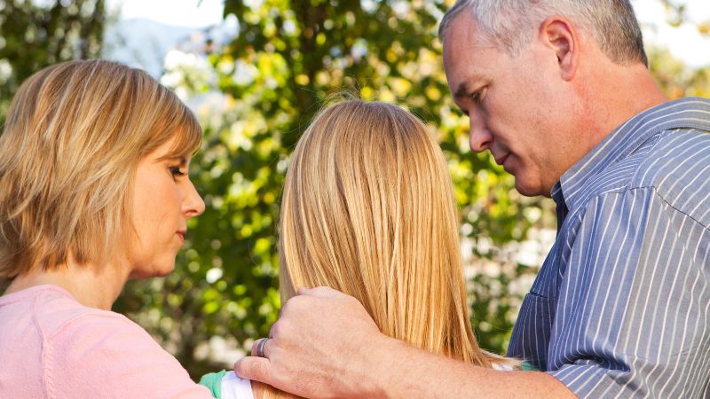 Kontrollierende Eltern: 7 Möglichkeiten, wie du deinem Kind schaden kannst