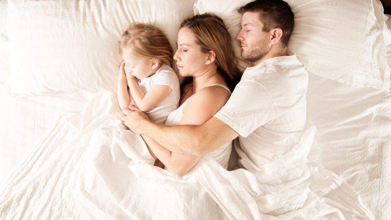 Schlafen Sie mit Ihrem Kind im Familienbett? Hier sind einige Vor- und Nachteile, die Sie kennen sollten