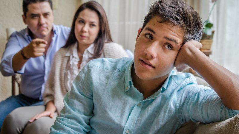 Wenn ein Teenager sich von der Familie zurückzieht was kann man als Elternteil tun?