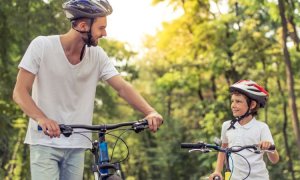 10 Wege, wie Väter kommunizieren und ihren Söhnen tatsächlich schaden