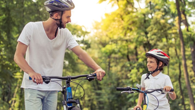10 Wege, wie Väter kommunizieren und ihren Söhnen tatsächlich schaden