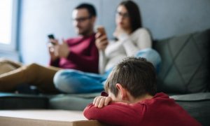 Emotional nicht verfügbare Eltern: Erkenne ihre Gewohnheiten, Anzeichen und Tipps, um mit ihnen umzugehen