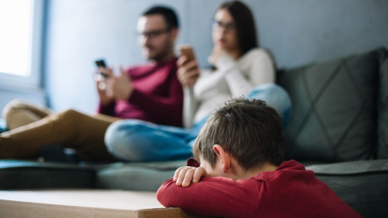 Emotional nicht verfügbare Eltern: Erkenne ihre Gewohnheiten, Anzeichen und Tipps, um mit ihnen umzugehen