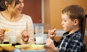 3 schädliche Sätze, die Eltern vermeiden sollten, um eine gesunde Beziehung ihrer Kinder zur Nahrung zu fördern, laut dieser Ernährungswissenschaftlerin