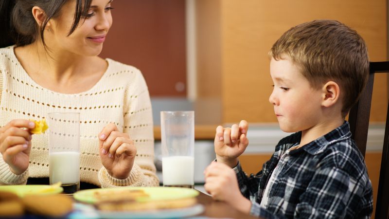3 schädliche Sätze, die Eltern vermeiden sollten, um eine gesunde Beziehung ihrer Kinder zur Nahrung zu fördern, laut dieser Ernährungswissenschaftlerin