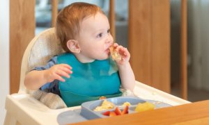 Wann beginnen Kleinkinder mit dem selbstständigen Essen?