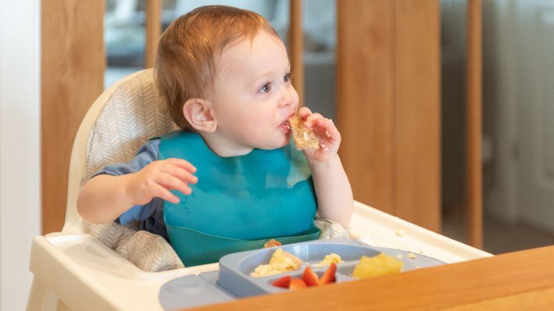 Wann beginnen Kleinkinder mit dem selbstständigen Essen?