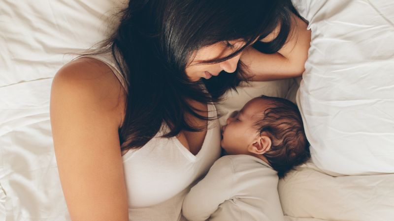5 Möglichkeiten, mit einem Neugeborenen Schlaf zu bekommen