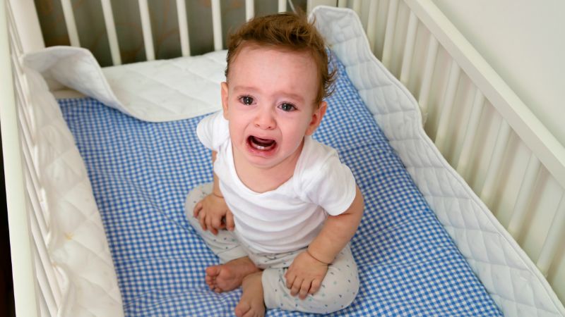 Sollten Sie Ihr Baby in seinem Kinderbett weinen lassen? Was die Wissenschaftler sagen