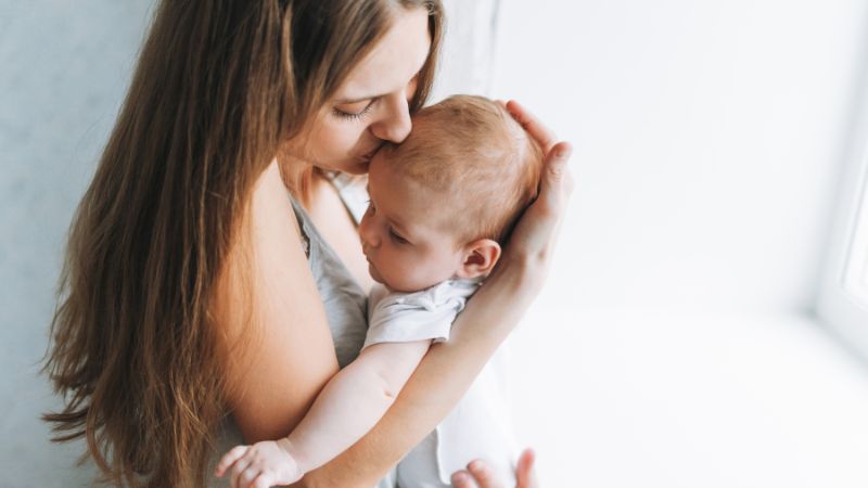 Umarmungen und physischer Kontakt beeinflussen die DNA von Babys