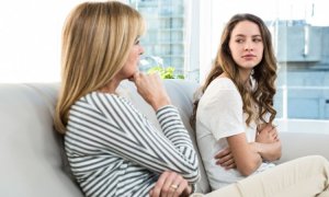 8 Anzeichen dafür, dass deine Mutter eine Narzisstin ist - laut einem Familientherapeuten