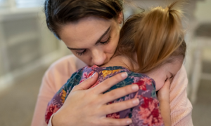 Fünf Dinge, die man Kindern sagen sollte, anstatt 'Hör auf zu weinen'