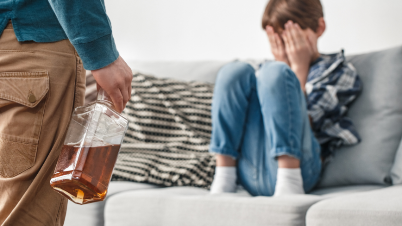 Wie das Aufwachsen in einem alkoholkranken Zuhause Kinder beeinflussen kann