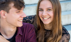 Beziehungen jonglieren: Jugendliche, die von einer Beziehung zur nächsten springen