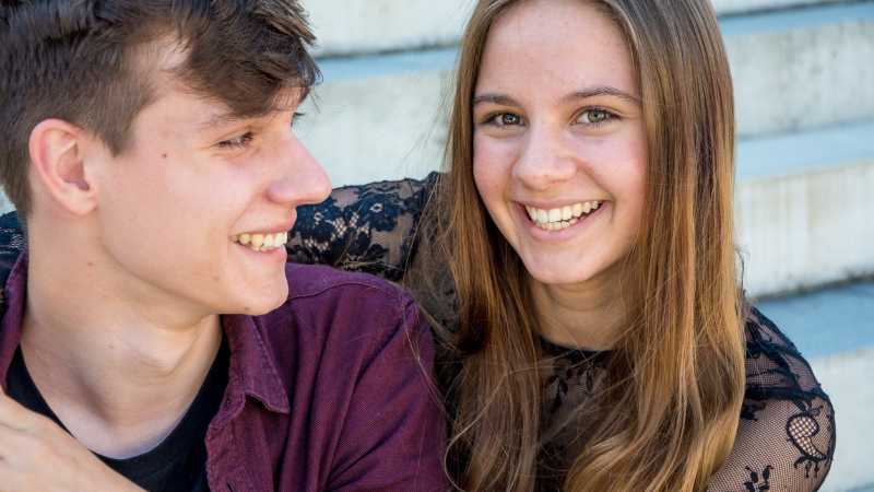 Beziehungen jonglieren: Jugendliche, die von einer Beziehung zur nächsten springen