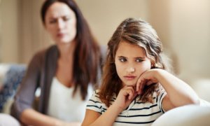 Disziplin und Gespräche können das problematische Verhalten deines Teenagers eindämmen