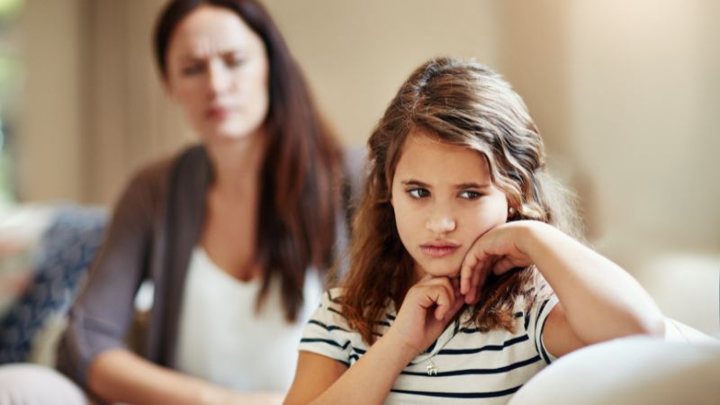 Disziplin und Gespräche können das problematische Verhalten deines Teenagers eindämmen