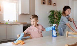 Wie man Kinder dazu bringt, mit Hausarbeiten zu beginnen