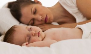 Wie man aufhört, mit dem Baby im Familienbett zu schlafen