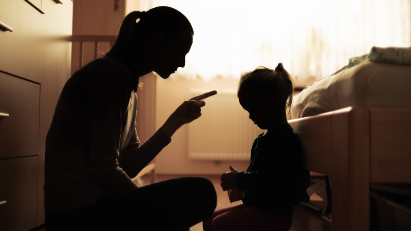 9 Auswirkungen eines kritischen Elternteils und wie man gesund damit umgeht