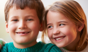 12 kleine Wege, um sicherzustellen, dass deine Kinder beste Freunde werden