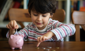 Geldmuster werden bis zum Alter von 7 Jahren festgelegt - hier ist, was Sie Ihren Kindern beibringen sollten und was nicht