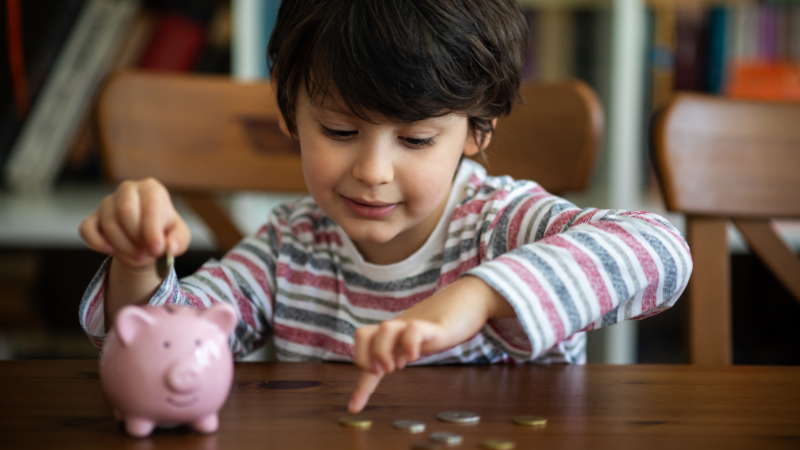 Geldmuster werden bis zum Alter von 7 Jahren festgelegt - hier ist, was Sie Ihren Kindern beibringen sollten und was nicht