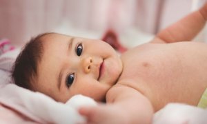 Erschöpft und mürrisch: Babys, die schon eine Weile wach sind, reagieren empfindlicher auf traurige und wütende Gesichter